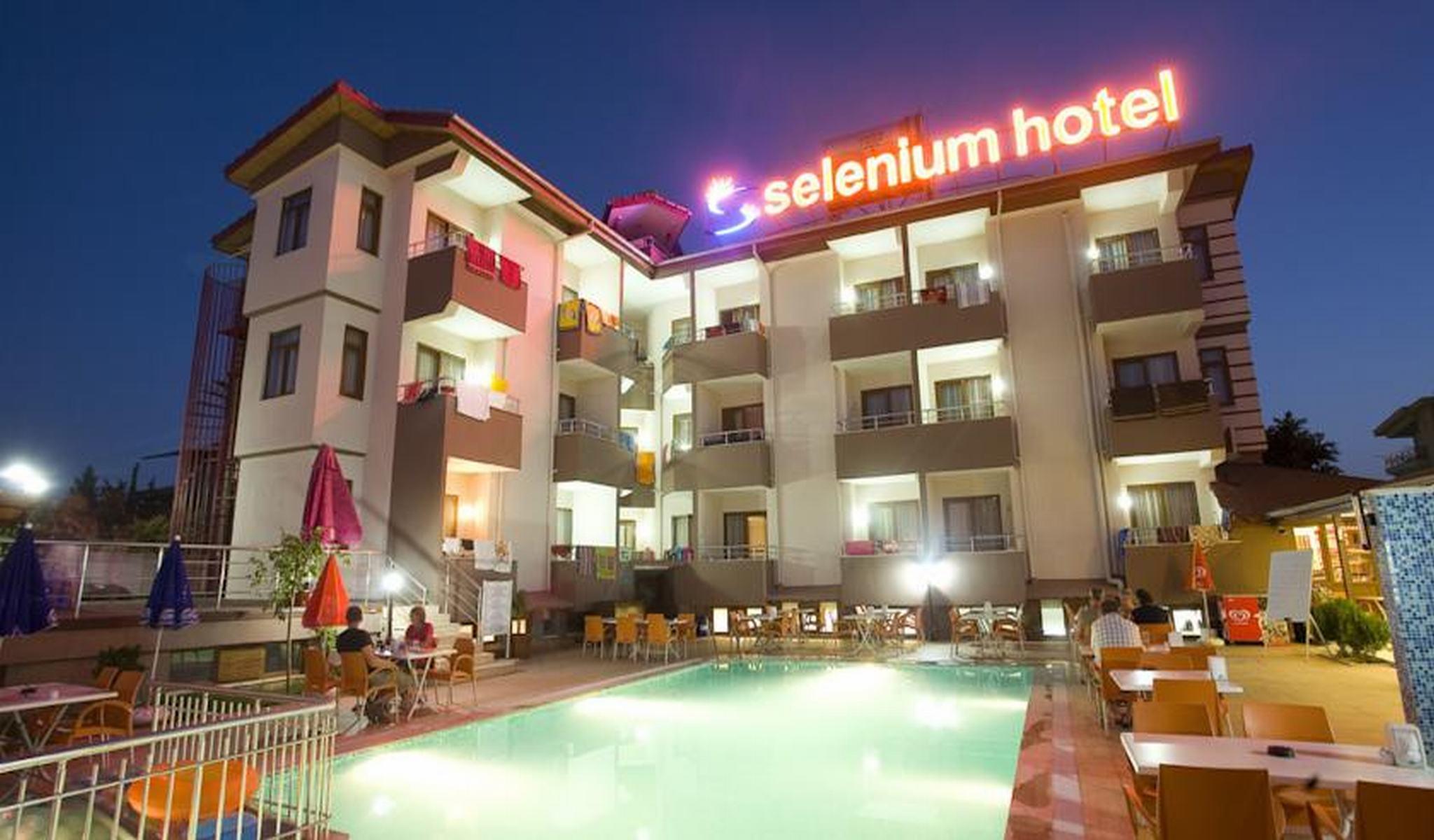 Selenium Hotel Side Exterior photo